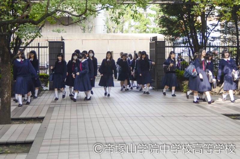 冬服衣替え | Photo Report | 帝塚山学院中学校高等学校｜一人ひとりの、輝きの先へ。100年続く伝統を誇りに。中高一貫校。