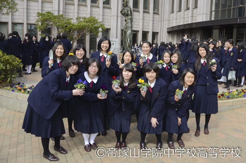 高３卒業記念品 植花式 | Photo Report | 帝塚山学院中学校高等学校｜一人ひとりの、輝きの先へ。100年続く伝統を誇りに。中高一貫校。